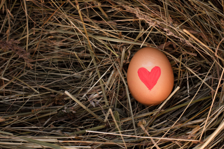 Обожает яйца. Пасхальное сердце. Яйца сердечком. Яйцо с сердцем Пасха. Сердечки на Пасху.