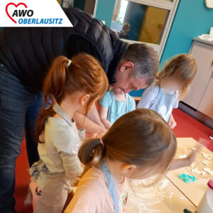 Ein Mann sticht mit vier Kindern Plätzen aus.