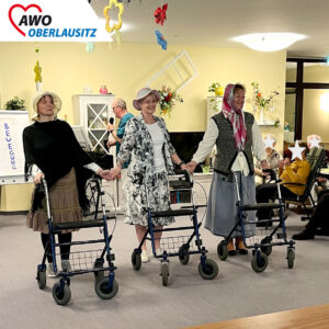 Drei Frauen als Seniorinnen mit Rollator verkleidet.