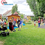 Garten mit vielen Besuchern.