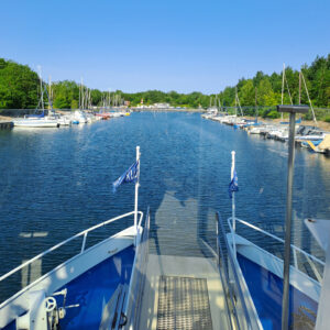 Blick von dem Boot auf die anderen Boote im Hafen.