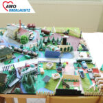 Eine Modelstadt mit Holzverarbeitung und Eisenbahn