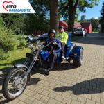 zwei Männer sitzen auf einem Motorrad