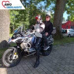 zwei Männer sitzen auf einem Motorrad