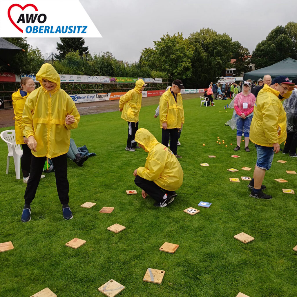 AWO-Teilnehmer spielen auf der Wiese Memory