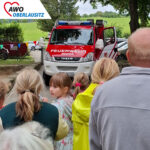 Feuerwehrauto in der Einfahrt beim Kindergartenfest