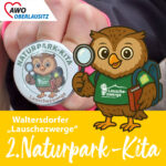 Logo des Waldkauzes mit Lupe und Buch unter dem Flügel als neues Naturpark-Kita Logo auf einem Button
