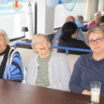 drei Personen nebeneinander freuen sich