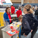 Schülerinnen beim Beratungsgespräch zu Ausbildungsmöglichkeiten in der Region am Messestand der AWO Oberlausitz