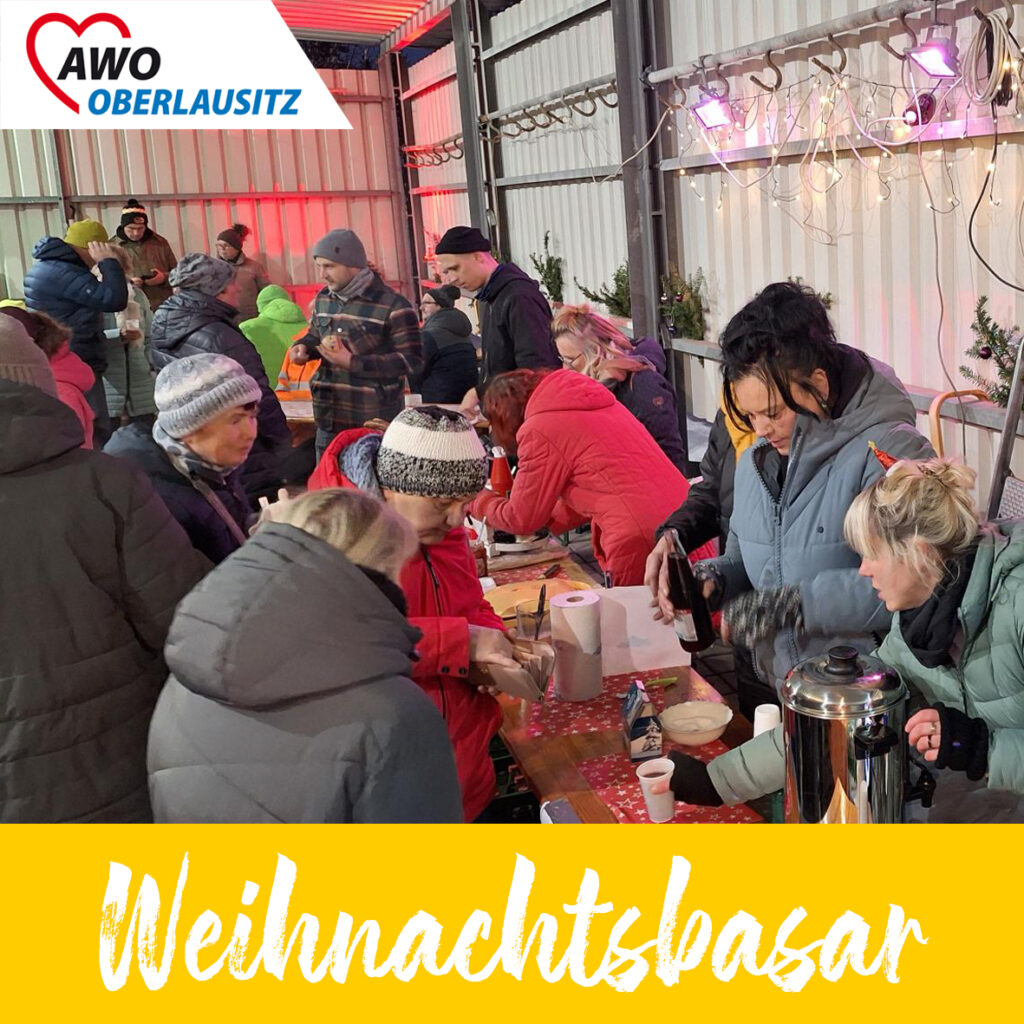 Viele Menschen, winterlich eingemummelt, versammeln sich am Tresen für Bratwurst, frische Waffeln und warmen Punsch.