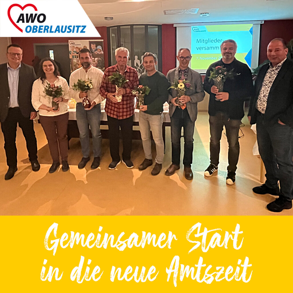 Der alte und auch neue Vorstand der AWO Oberlausitz steht aufgereiht mit Blumen in der Hand im Bild. Links und rechts stehen die Geschäftsführer der AWO Oberlausitz, Albrecht Wagner und Dirk Reinke.