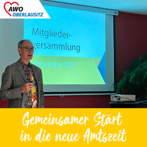 Alter und auch neuer Vorstandsvorsitzender der AWO Oberlausitz steht am Rednerpult und führt durch eine Powerpoint-Präsentation.