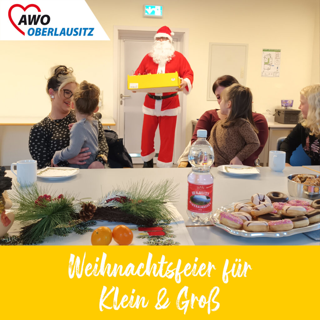 Am weihnachtlich geschmückten Kaffeetisch sitzen zwei Mütter, Mitarbeiterinnen des Pflegedienstes, mit 3 Kindern. Die Kinder schauen gespannt zur Tür. Dort kommt gerade der Weihnachtsmann in den Raum hinein.