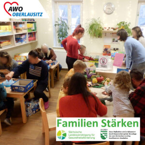 In dem hellen und freundlichen Raum der Kinder-Spielothek werden an den Tischen von Eltern mit ihren Kindern gemeinsam die neuen Spiele ausprobiert.