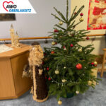 Schöner und liebevoll geschmückter Weihnachtsbaum in einem Wohnbereich des Altenpflegeheims.