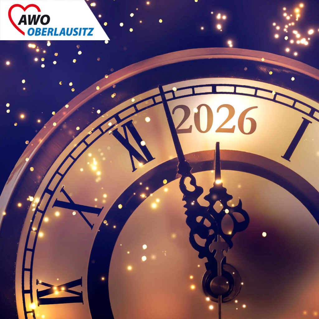 EIne Uhr mit alten Zeigern steht kurz vor Mitternacht. Statt einer Zwölfe steht die neue Jahreszahl 2026.