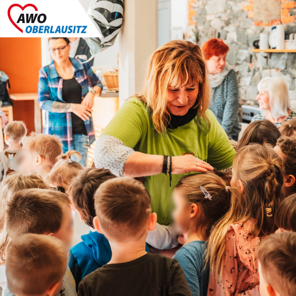 Frau Dähne-Bartsch steht inmmitten vieler Kinder, berührt ein Mädchen am Kopf, ist sichtlich emotional. Ein Abschied.