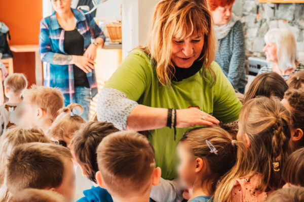 Frau Dähne-Bartsch steht inmmitten vieler Kinder, berührt ein Mädchen am Kopf, ist sichtlich emotional. Ein Abschied.
